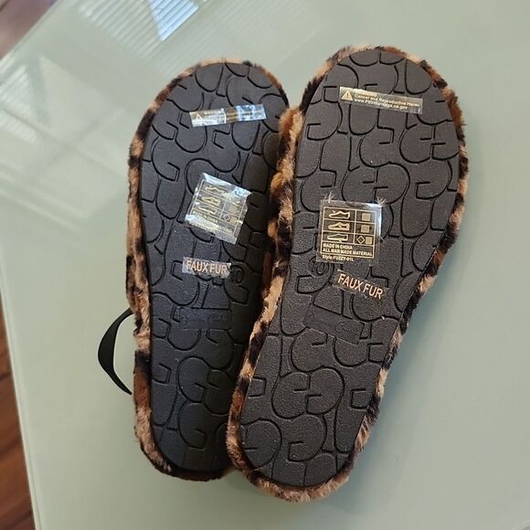 $5 With Any Bundle Of Two Other Items! Jessica Carlyle Fuzzy Sandals - Picture 5 of 5